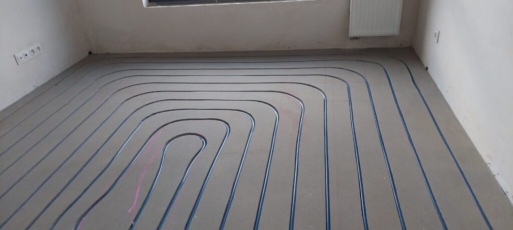 Realizacje frezowanie Układanie rur w frezowanej podłogówce w domu jednorodzinnym – Łódź