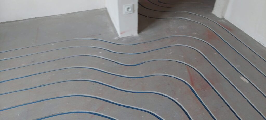 Realizacje frezowanie Montaż rur grzewczych w frezowanym ogrzewaniu podłogowym – Warszawa