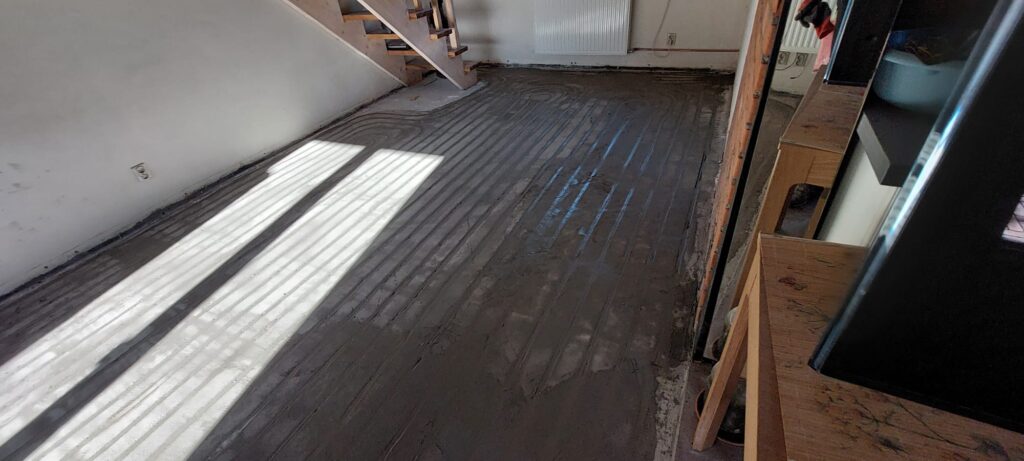 Realizacje frezowanie Zaklejanie bruzd ogrzewania podłogowego – realizacja