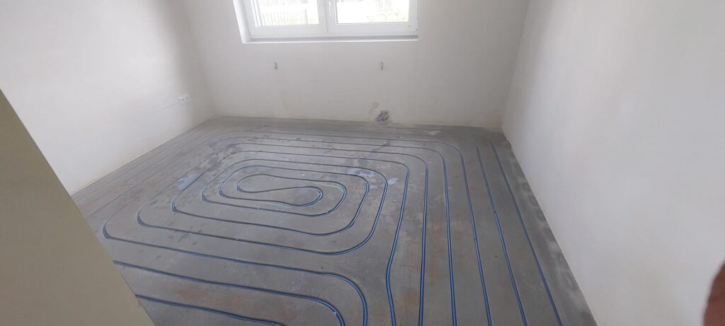 Realizacje frezowanie Rury ogrzewania podłogowego zamontowane w frezowanych rowkach