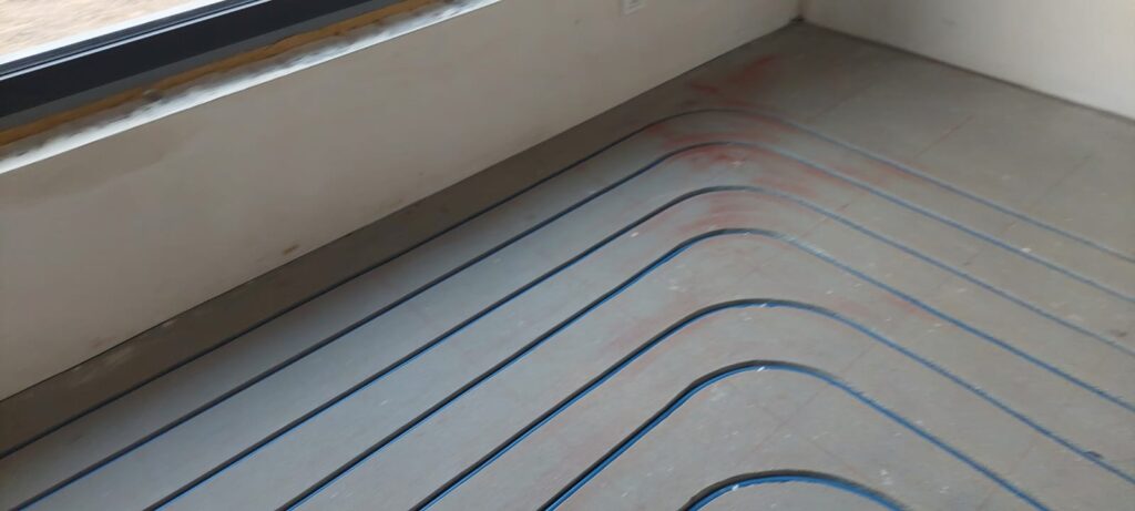 Realizacje frezowanie Układanie rur ogrzewania podłogowego po wykonaniu frezowania – Łódź