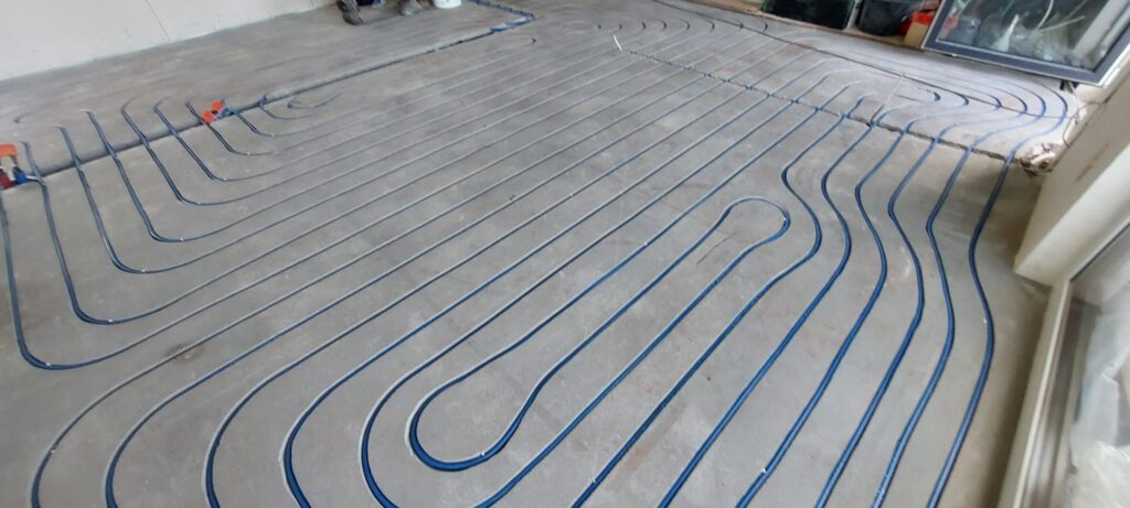 Realizacje frezowanie Rury ogrzewania podłogowego układane w frezowanej posadzce