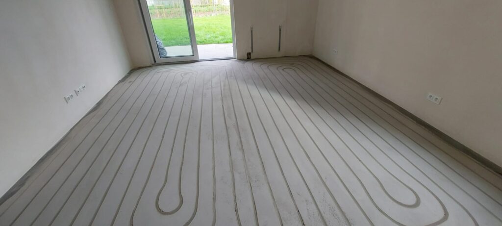 Realizacje frezowanie Zaklejanie bruzd ogrzewania podłogowego w domu jednorodzinnym