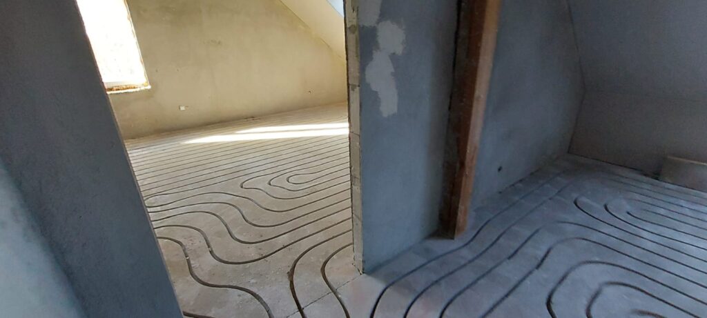 Realizacje frezowanie Frezowana podłogówka – etap frezowania w istniejącej posadzce