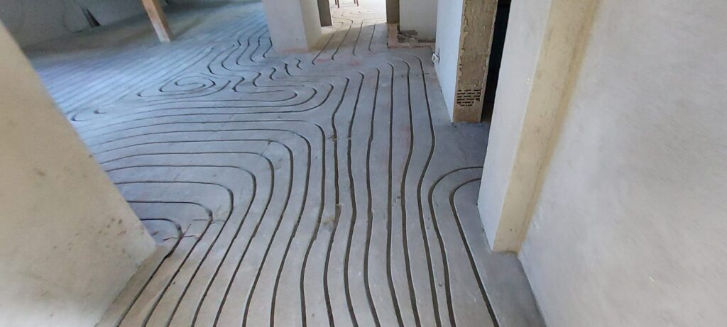 Realizacje frezowanie Frezowana podłogówka przygotowana pod montaż rur grzewczych
