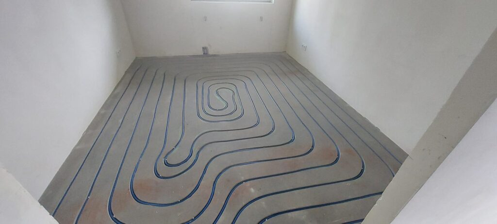 Realizacje frezowanie Montaż ogrzewania frezowanego – etap układania rur