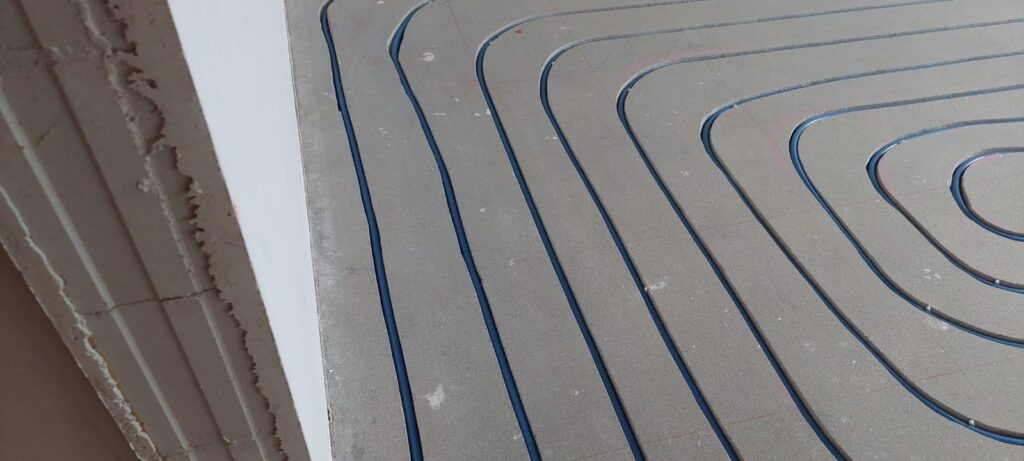 Realizacje frezowanie Montaż rur ogrzewania podłogowego w przygotowanych rowkach