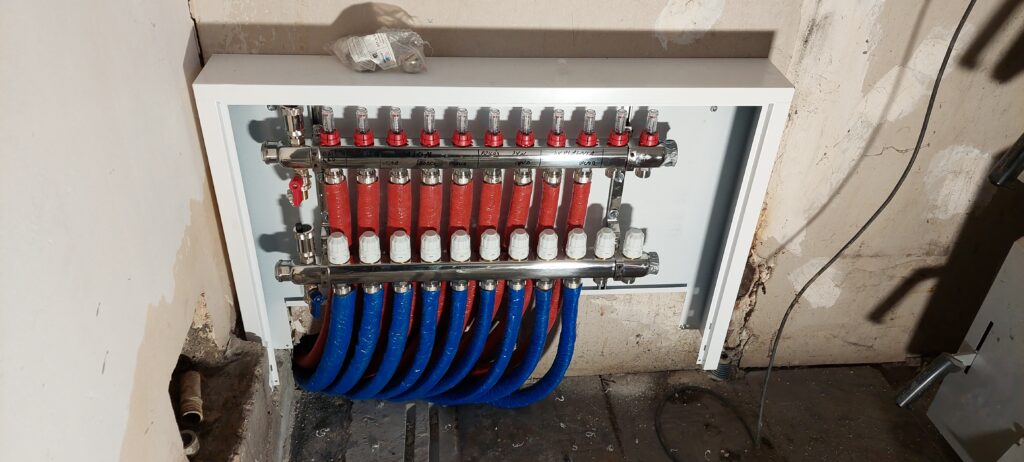 Realizacje frezowanie Montaż sterowania ogrzewaniem podłogowym w domu jednorodzinnym