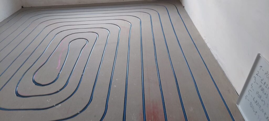 Realizacje frezowanie Ogrzewanie frezowane – etap układania rur grzewczych