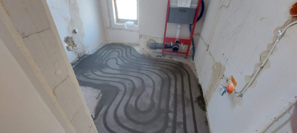 Realizacje frezowanie Zaklejanie bruzd ogrzewania podłogowego masą wyrównującą