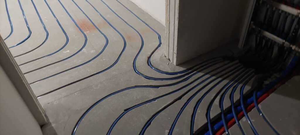 Realizacje frezowanie Montaż ogrzewania frezowanego – etap układania rur Warszawa