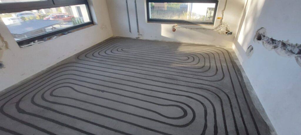 Realizacje frezowanie Zaklejanie bruzd w frezowanej podłogówce po ułożeniu rur grzewczych