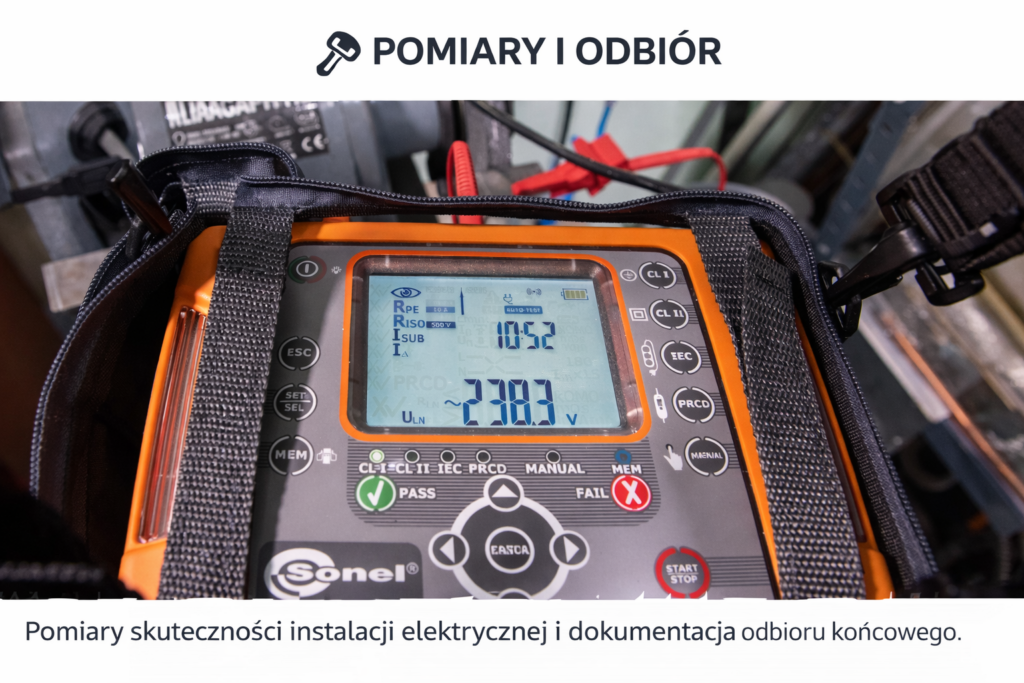 Realizacje instalacje elektryczne Instalacja elektryczna w domu jednorodzinnym – bruzdowanie
Trasy kablowe instalacji elektrycznej w mieszkaniu
Bruzdy pod instalację elektryczną w ścianach
Montaż koryt kablowych instalacji elektrycznej
Montaż rozdzielnicy elektrycznej w domu
Rozdzielnica elektryczna – opis obwodów
Pomiary instalacji elektrycznej do odbioru
Odbiór instalacji elektrycznej w budynku mieszkalnym