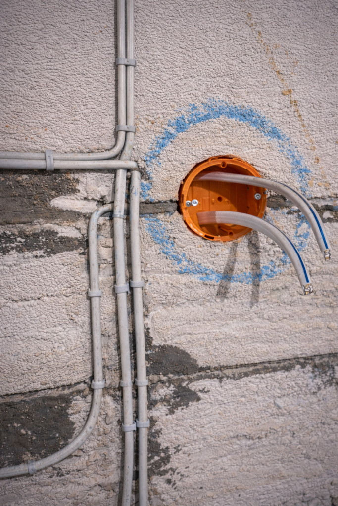 Realizacje instalacje elektryczne Instalacja elektryczna w domu jednorodzinnym – bruzdowanie
Trasy kablowe instalacji elektrycznej w mieszkaniu
Bruzdy pod instalację elektryczną w ścianach
Montaż koryt kablowych instalacji elektrycznej
Montaż rozdzielnicy elektrycznej w domu
Rozdzielnica elektryczna – opis obwodów
Pomiary instalacji elektrycznej do odbioru
Odbiór instalacji elektrycznej w budynku mieszkalnym